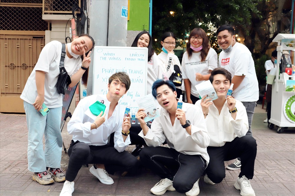 Nhóm The Wings đến ủng hộ fan khi tổ chức hoạt động ý nghĩa phát khẩu trang và nước rửa tay miễn phí. Ảnh: T. L.