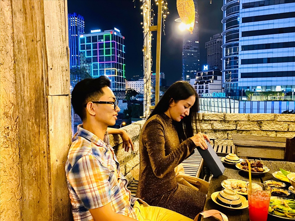 Phan Hiển hẹn hò vợ - nữ kiện tướng Khánh Thi bữa tối lãng mạn và khiến cô xúc động khi nhận món quà bất ngờ. Ảnh: NVCC.