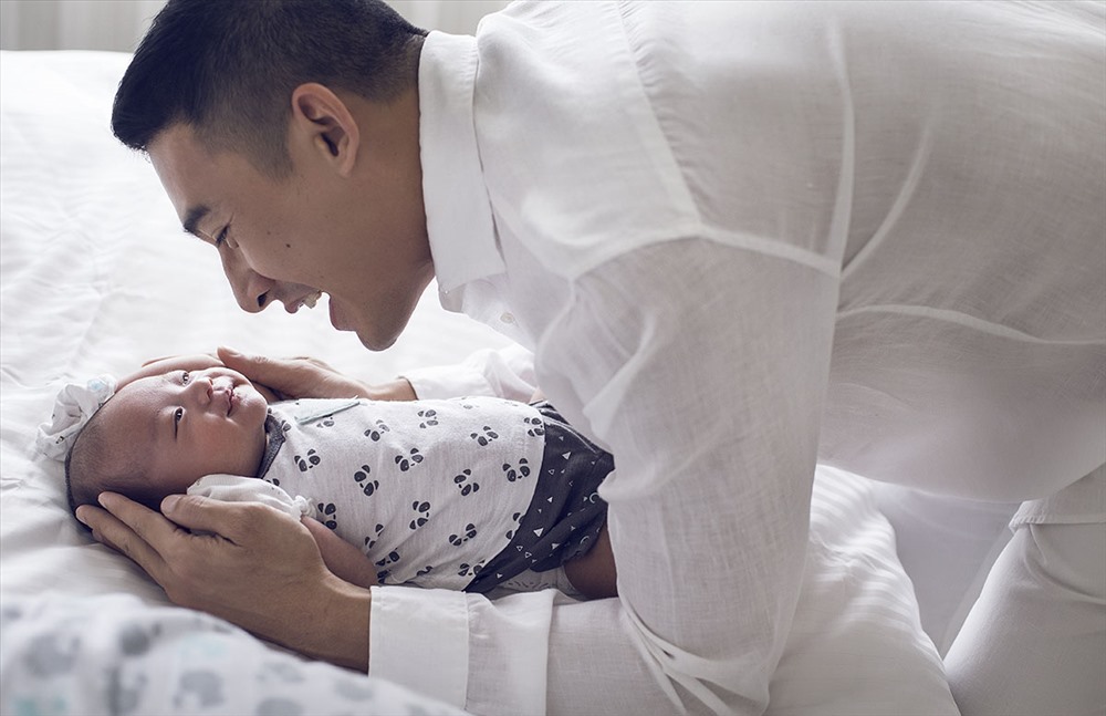 Khi người đàn ông bất đắc dĩ phải chăm con thì họ mới hiểu được vất vả mà vợ phải chịu. Ảnh: T. L.