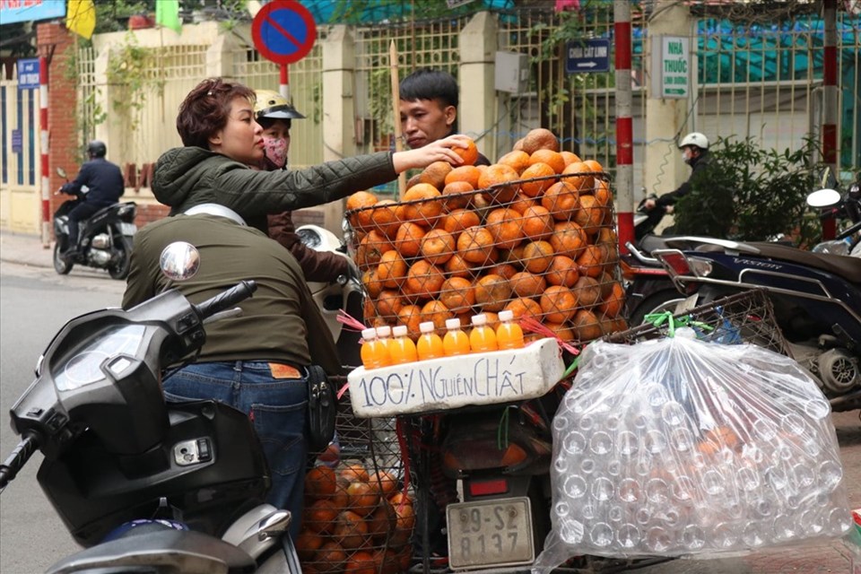 Tiểu thương thu tiền triệu mỗi ngày nhờ bán nước cam ép ở Hà Nội Tiểu thương thu tiền triệu mỗi ngày nhờ bán nước cam ép ở Hà Nội