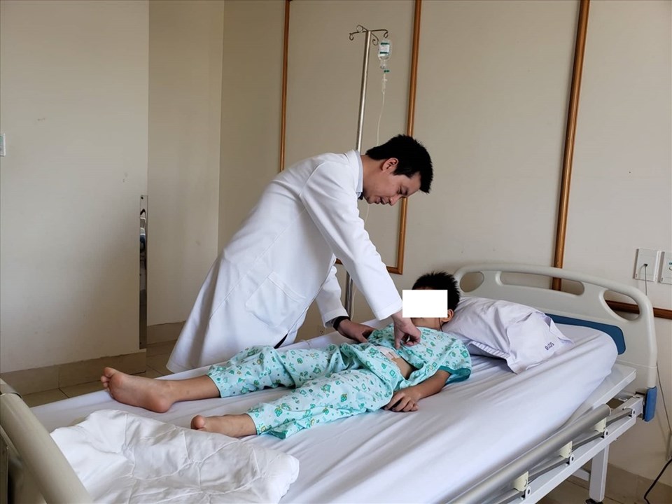 Bé trai 10 tuổi được điều trị tại bệnh viện trong tình trạng sức khỏe tốt_Ảnh: HAC Bé trai 10 tuổi được điều trị tại bệnh viện trong tình trạng sức khỏe tốt_Ảnh: HAC
