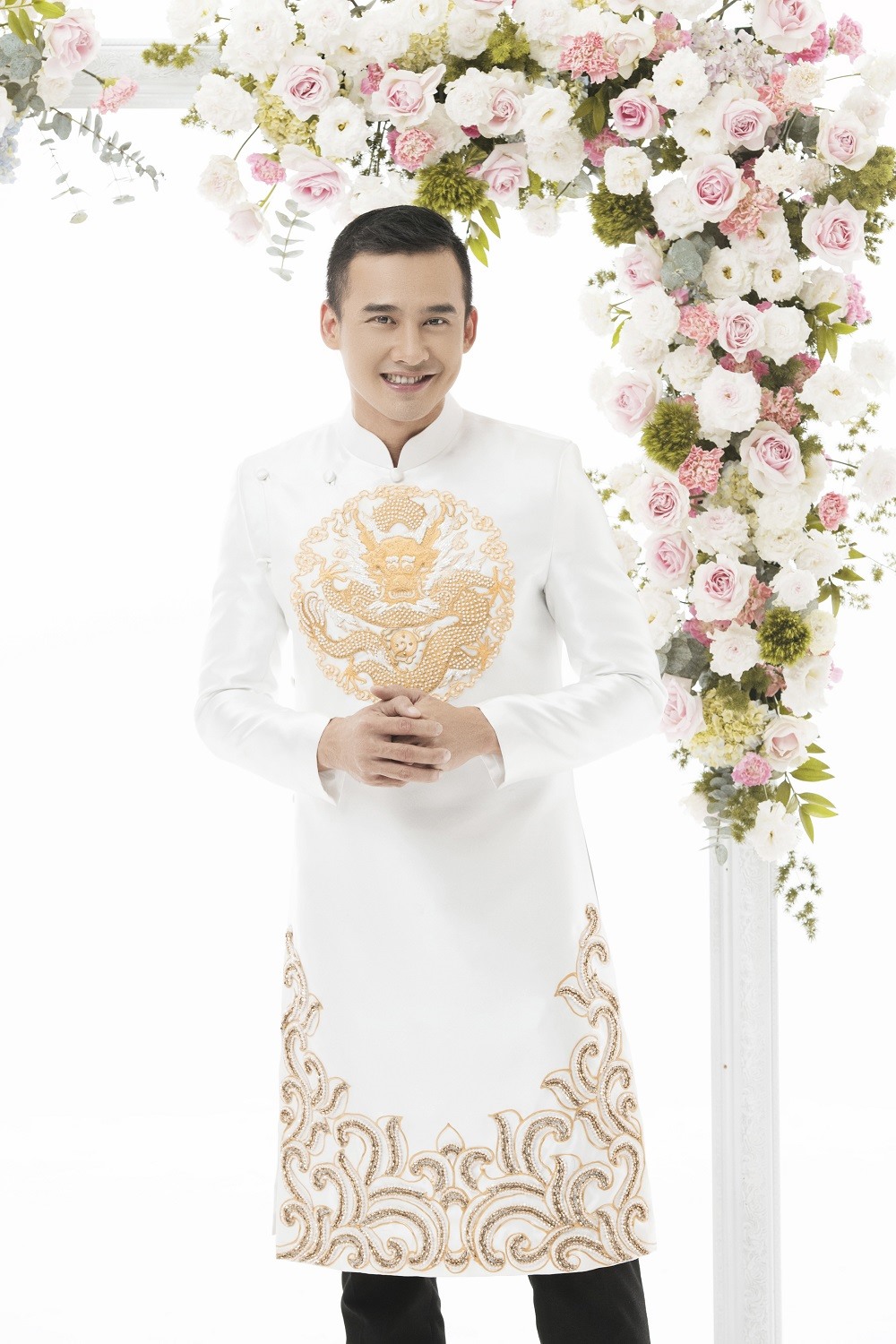 rong bộ ảnh được ra mắt, Lương Thế Thành tự tin khi diện những thiết kế áo dài có hoa văn đơn giản. Nhà thiết kế Minh Châu đã khéo léo lựa chọn những họa tiết hoa nhỏ hay hình rồng bay phượng múa được thêu thủ công vừa toát lên tinh thần đậm chất Việt Nam song vẫn giữ được sự nam tính, mạnh mẽ cho nam diễn viên. Ảnh: Rin Trần.