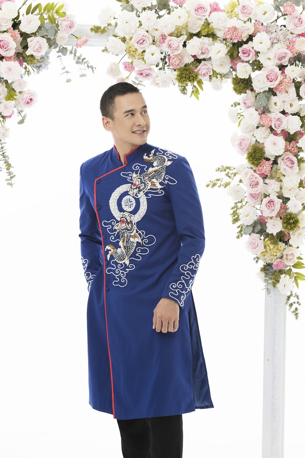Lương Thế Thành cho biết anh và bà xã Thúy Diễm luôn tin tưởng Nhà thiết kế Minh Châu bởi sự tâm huyết, hết mình trong việc gìn giữ và phát triển trang phục truyền thống của dân tộc. Ảnh: Rin Trần.