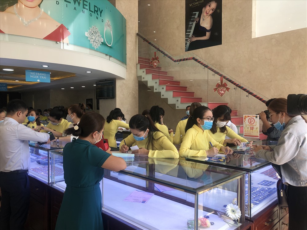 Lượng khách đi mua vàng cũng không đông vì lo ngại dịch bệnh