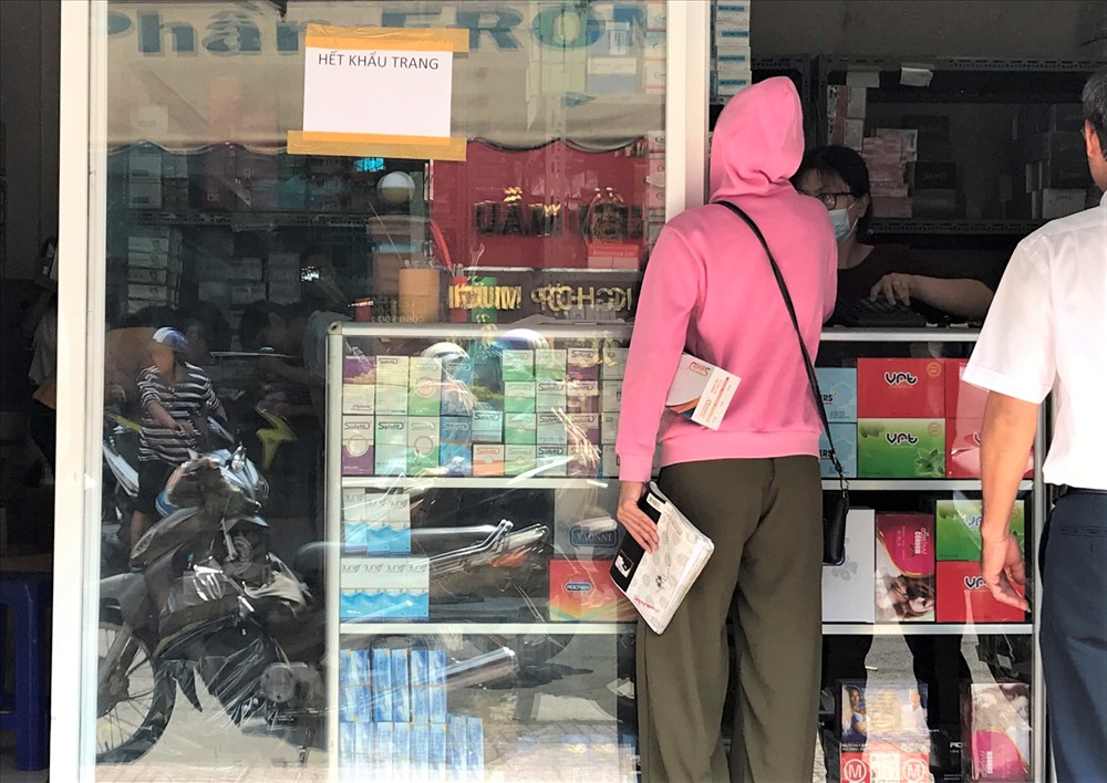 Cửa hiệu dán biển thông báo hết khẩu trang để bán cho khách hàng. Ảnh: Anh Nhàn