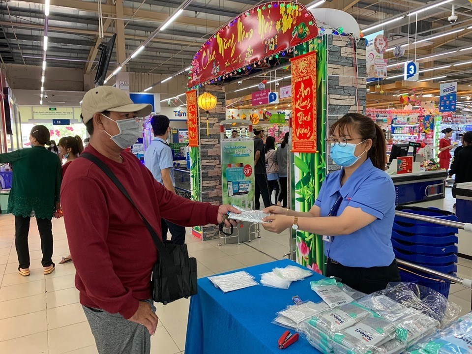 Khách hàng mua khẩu trang Co.op Select tại siêu thị Co.opmart Khách hàng mua khẩu trang Co.op Select tại siêu thị Co.opmart