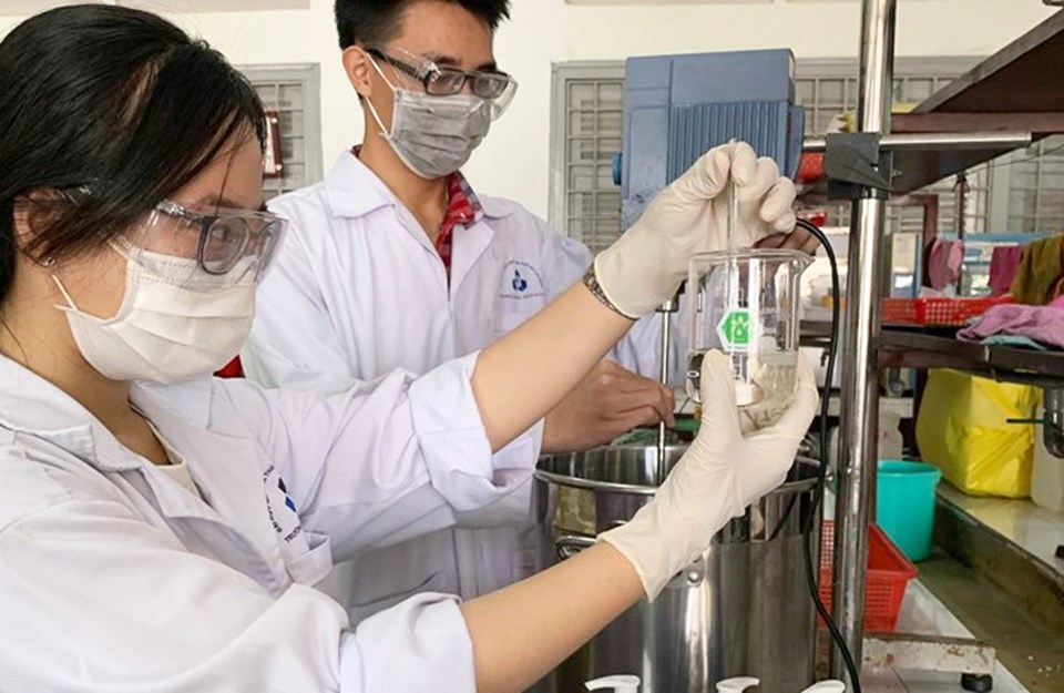 Nhóm giảng viên và sinh viên pha chế nước sát khuẩn. Ảnh: ĐHBK Nhóm giảng viên và sinh viên pha chế nước sát khuẩn. Ảnh: ĐHBK
