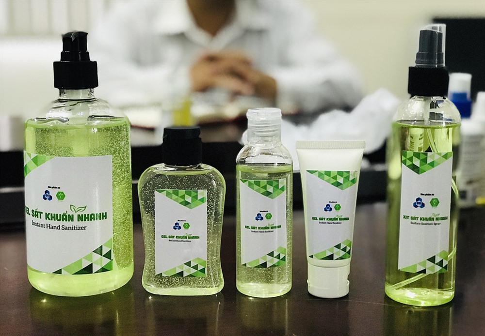 Chỉ trong vài ngày, hơn 2000 lít nước sát khuẩn chống virus corona đã được sản xuất. Ảnh: Q.N