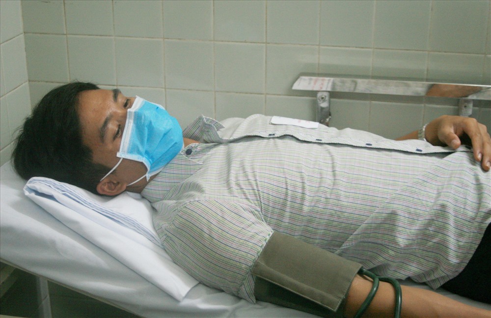 Bệnh nhân (giả định) được thăm khám ban đầu với các bước đo nhip tim, đo thân nhiệt... Ảnh: Minh Thảo