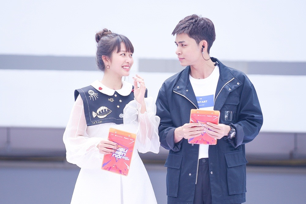 Jun Vũ cũng thử sức là người dẫn chương trình.