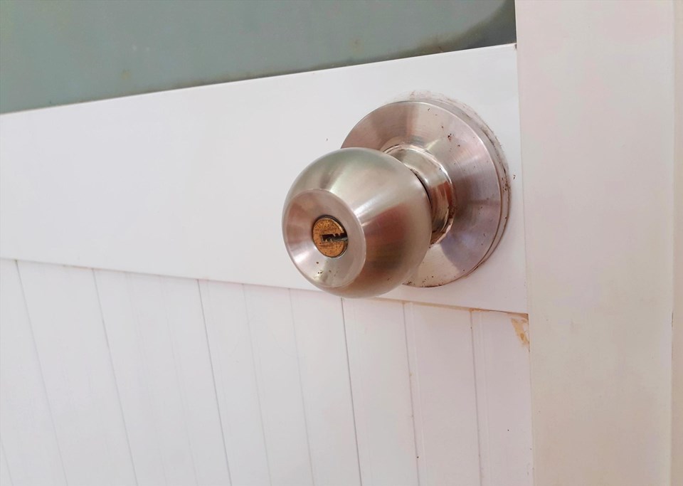 Tay nắm cửa là nơi ẩn chứa rất nhiều vi khuẩn. Ảnh: Minh Thảo Tay nắm cửa là nơi ẩn chứa rất nhiều vi khuẩn. Ảnh: Minh Thảo