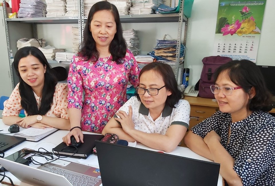 BS Trần Thị Kim Thu (người đứng), cùng các đồng nghiệp đang trao đổi nghiệp vụ. Ảnh Nam Dương BS Trần Thị Kim Thu (người đứng), cùng các đồng nghiệp đang trao đổi nghiệp vụ. Ảnh Nam Dương