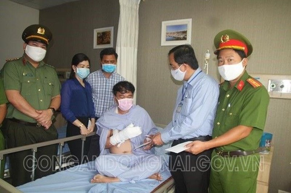 Đại diện lãnh đạo UBND TP Biên Hòa và Công an TP Biên Hòa, cùng cấp ủy, chính quyền phường Phước Tân thăm, tặng quà anh Đáng đang điều trị tại bênh viện_Ảnh: CACC Đại diện lãnh đạo UBND TP Biên Hòa và Công an TP Biên Hòa, cùng cấp ủy, chính quyền phường Phước Tân thăm, tặng quà anh Đáng đang điều trị tại bênh viện_Ảnh: CACC
