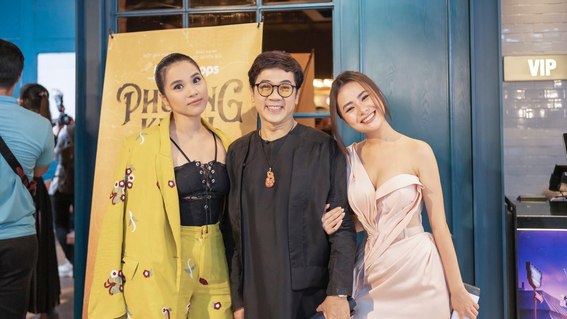 Tại sự kiện, Ngọc Xuyên hội ngộ đạo diễn Huỳnh Tuấn Anh và dàn diễn viên phim Phượng Khấu trên thảm đỏ. Ngọc Xuyên vui vẻ cùng mọi người chụp ảnh kỉ niệm. Ảnh: NX.