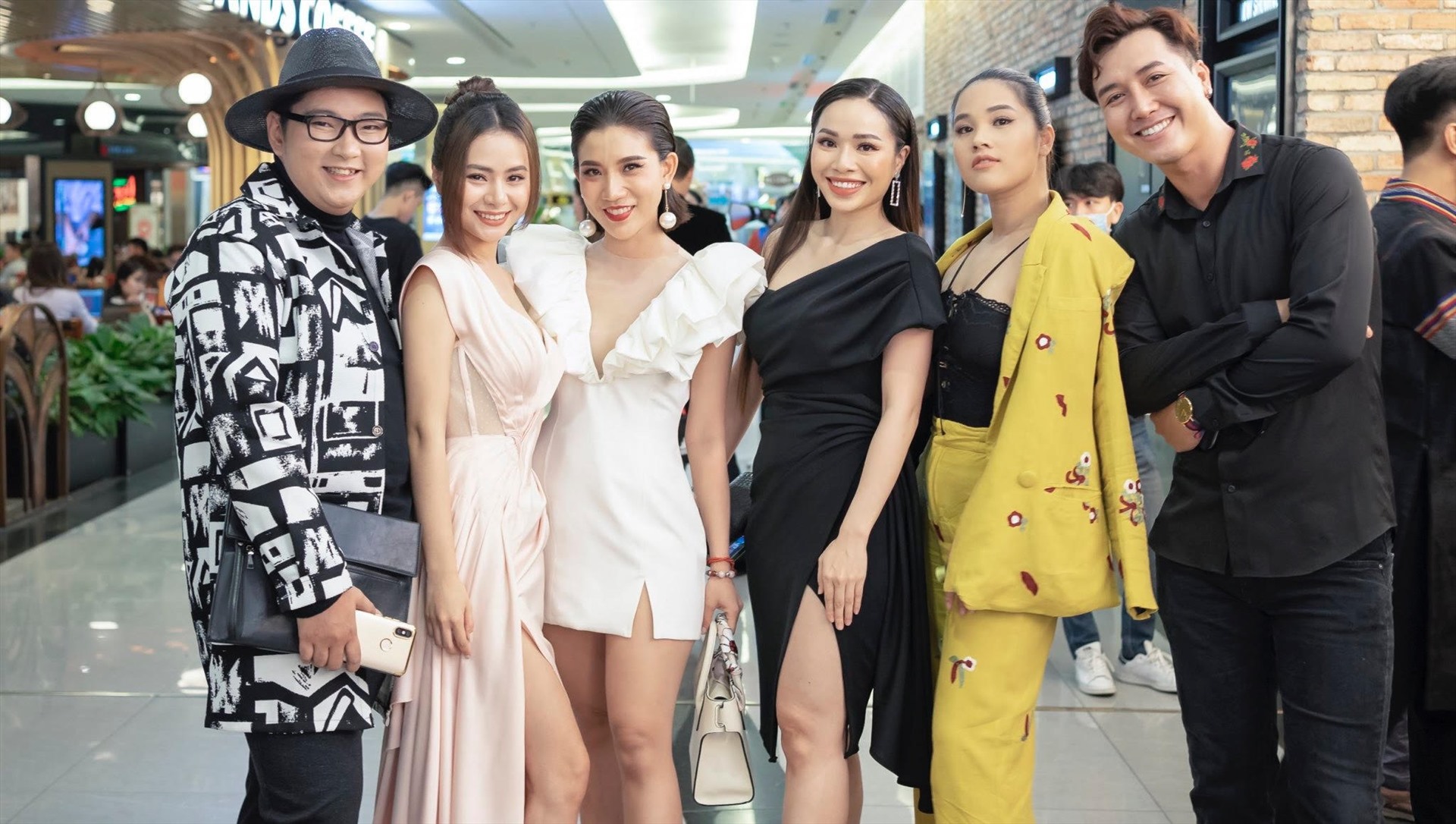 Tại sự kiện, Ngọc Xuyên hội ngộ đạo diễn Huỳnh Tuấn Anh và dàn diễn viên phim Phượng Khấu trên thảm đỏ. Ngọc Xuyên vui vẻ cùng mọi người chụp ảnh kỉ niệm. Ảnh: NX.