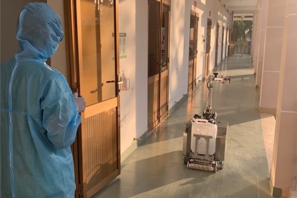 Robot khử khuẩn phòng cách ly thay thế nhân viên y tế Robot khử khuẩn phòng cách ly thay thế nhân viên y tế