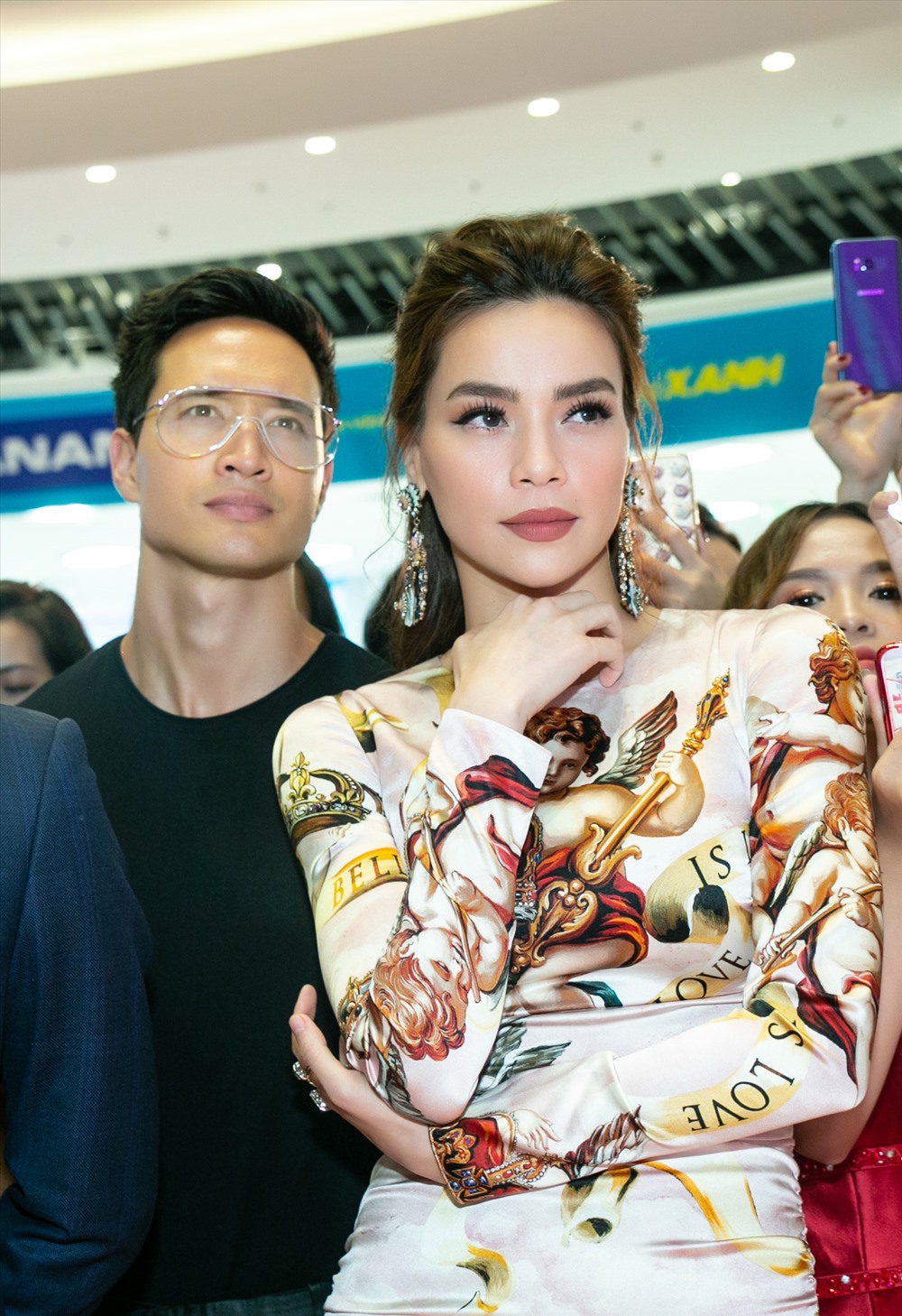 “Người tình tin đồn” Kim Lý cũng tháp tùng Hà Hồ khi ra Hà Nội.