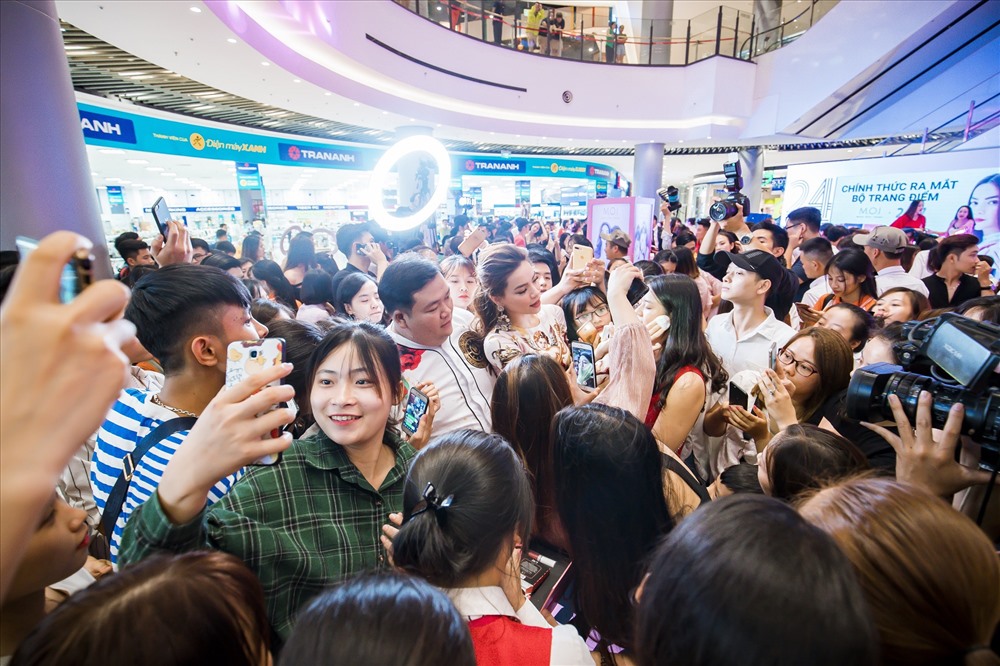 Fan hâm mộ vây kín “nữ hoàng giải trí” tại sự kiện.
