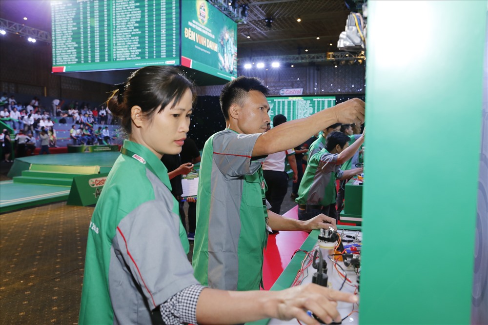 Chị Thắm và anh Khiên, cặp thợ máy đến từ Hà Nội, cũng là cặp vợ chồng duy nhất tham gia cuộc thi