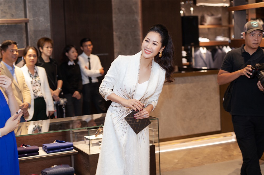 Bận rộn khá nhiều công việc, Dương Thuỳ Linh vẫn giữ cho mình vẻ đẹp tươi tắn.