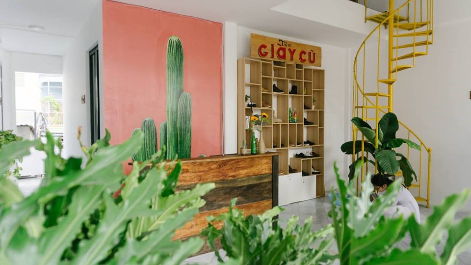 Tiệm giày cũ tại hostel. Ảnh: Zonedanang