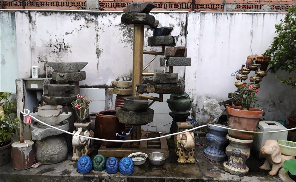 Cối đá được xếp theo hình chữ S, hình bản đồ nước Việt Nam.