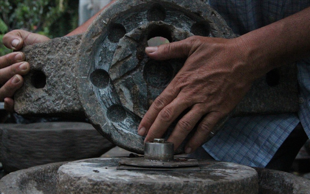 Anh Thái chia sẻ ý tưởng với người bạn của mình rồi mang cối đá ra phục chế.