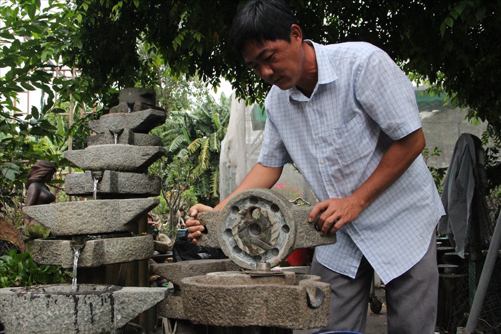 Một hôm, anh Thái tự hỏi, mình có thể làm cho cối đá tự xoay được không, như ông bà ngày xưa vẫn sử dụng?