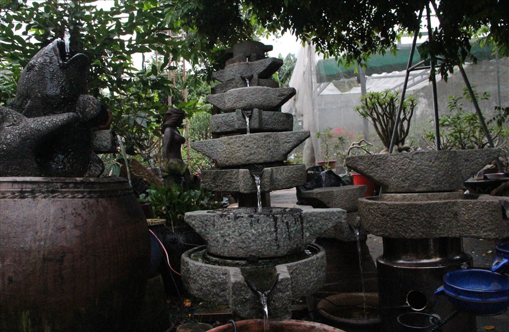 Cối đá được sư tầm từ khắp các vùng miền về bài trí trong khuôn về nhà.