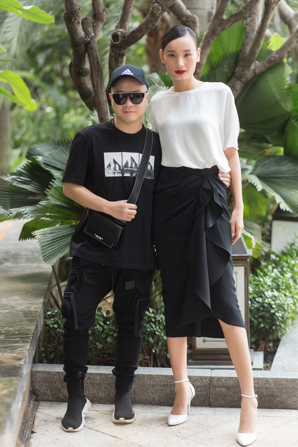 Người đẹp vui mừng khi được hội ngộ bên người anh thân thiết - nhà thiết kế Đỗ Mạnh Cường.