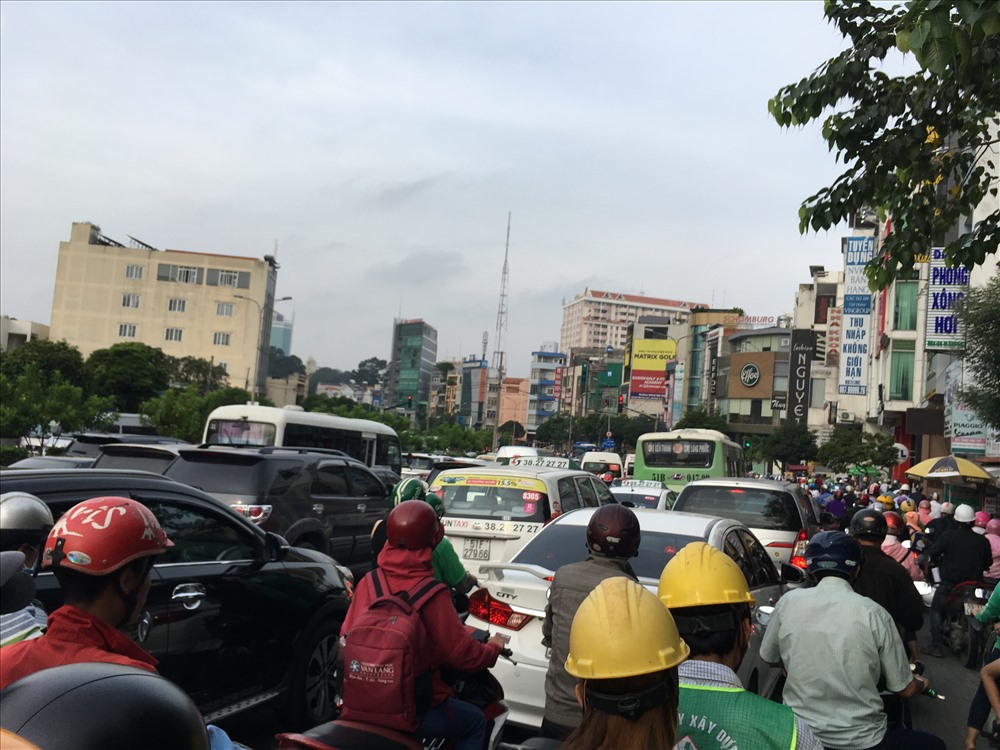Việc tạm “đóng cửa” hầm Thủ Thiêm đã gây ùn tắc giao thông nhiều tuyến đường khác