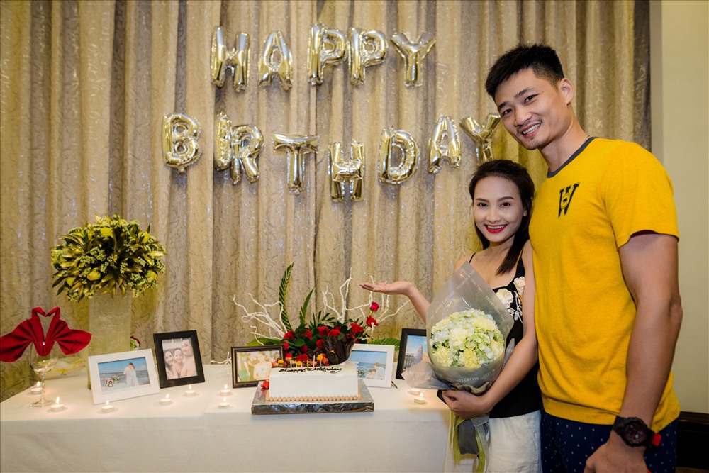 Cô hạnh phúc khi bất ngờ đón tiệc sinh nhật sớm.