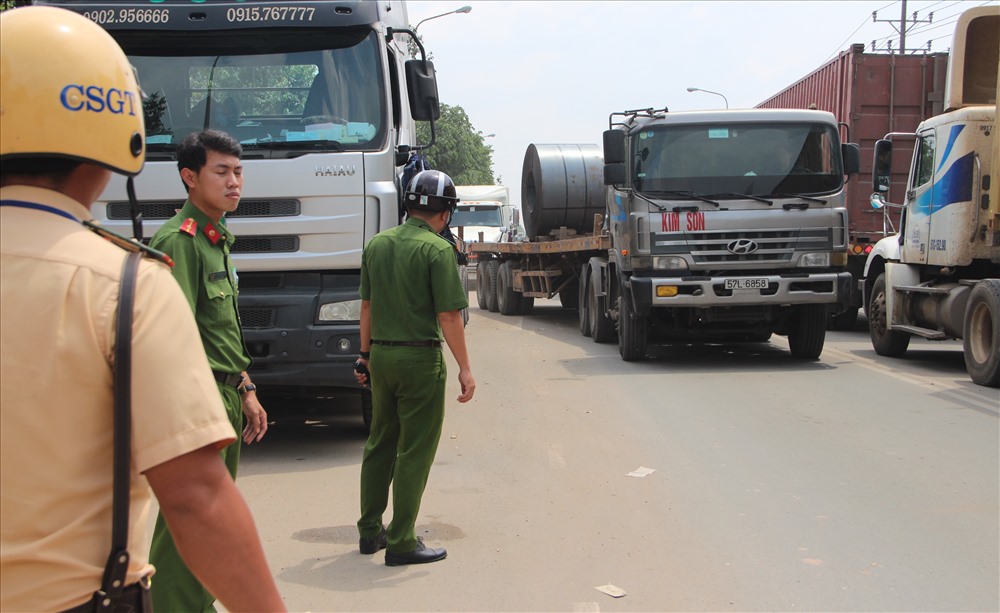 Công an, cảnh sát giao thông túc trục trước một công ty cơ thép điều tiết giao thông.