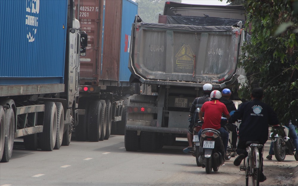 Xe máy xe đạp bị bít lối đi.