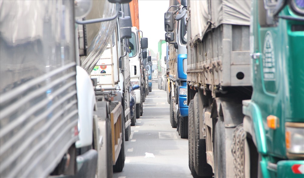 Xe tải, container dày đặc nhích từng chút một.