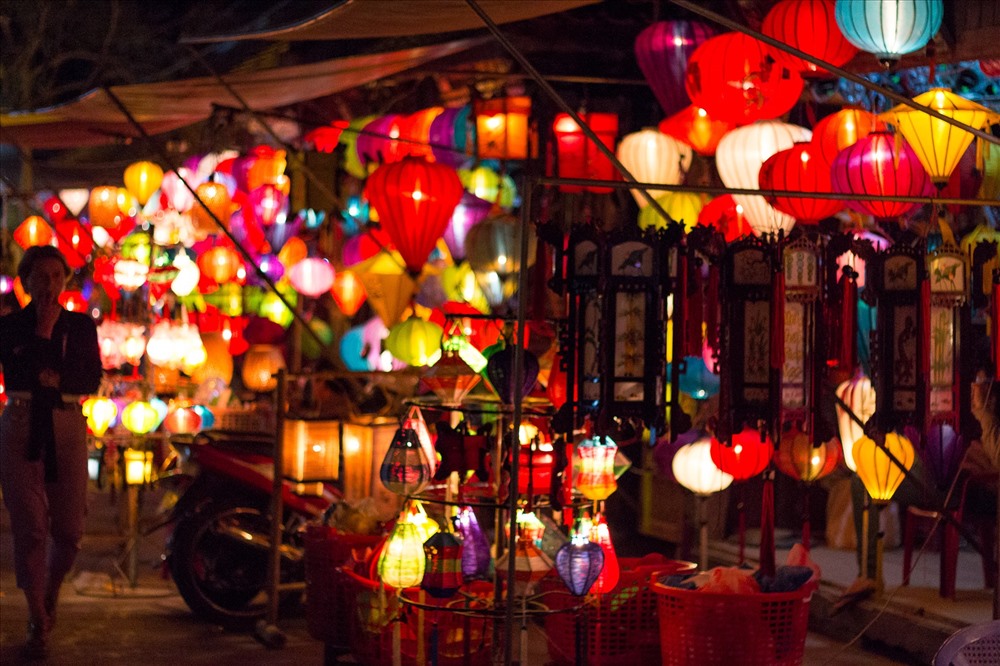 Hội An lung linh trong ánh đèn lồng.