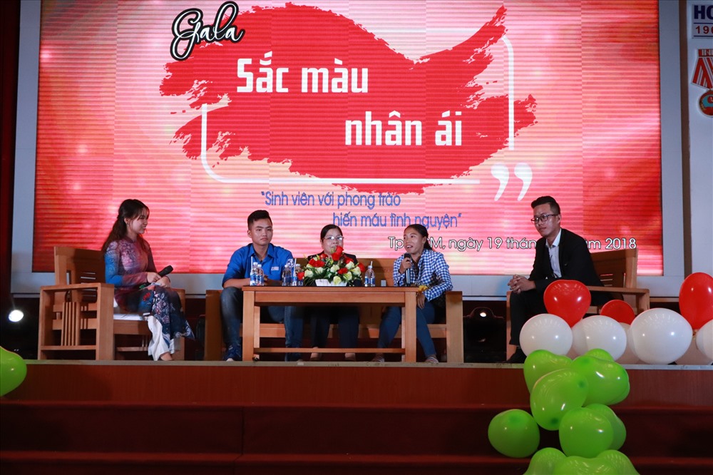 Chị Trần Thị Ngọc Hoa chia sẻ về câu chuyện truyền máu của mình và đứa con bị bệnh tan máu bẩm sinh. Ảnh: MP