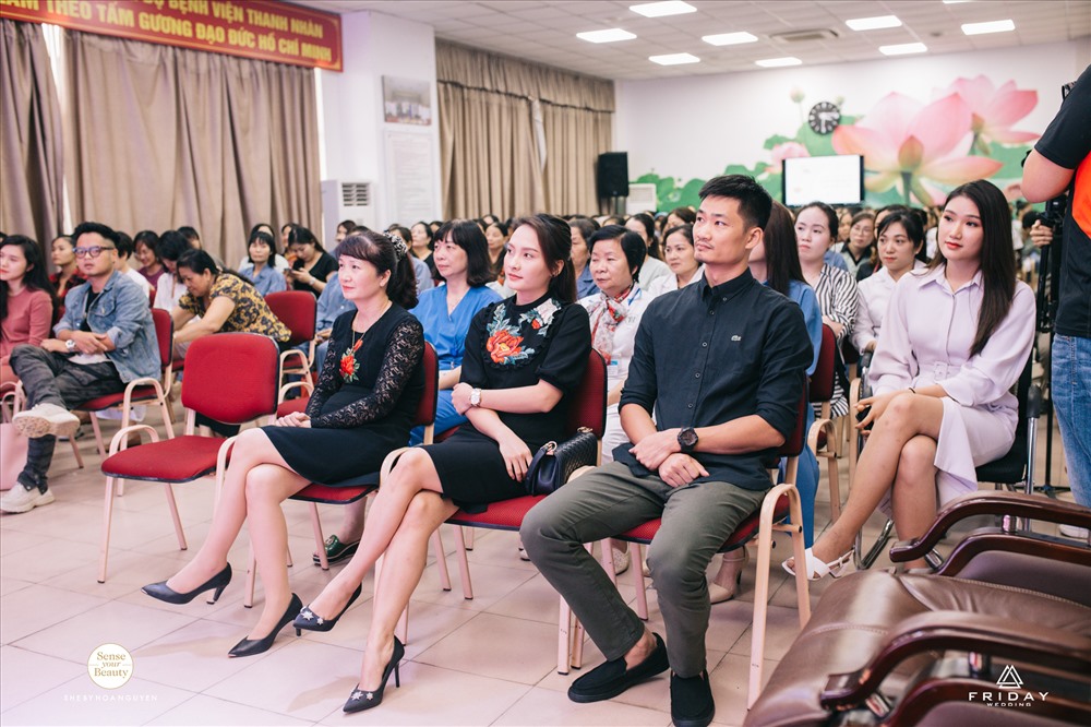 Bảo Thanh được ông xã tháp tùng đến sự kiện. Cả hai đều chăm chú lắng nghe và rất xúc động trước những lời chia sẻ của của các nữ bệnh nhân. Ảnh: NVCC.