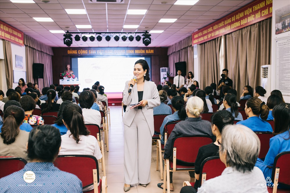 Người đẹp hào hứng khi được giao lưu các nữ bệnh nhân tại bệnh viên Thanh Nhành nhân dịp Ngày Phụ nữ Việt Nam 20.10.