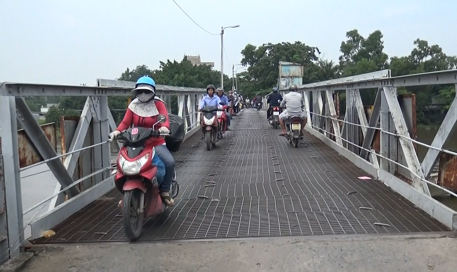 Phía bên TP HCM mặt cầu vẫn còn lợp bằng sắt. Khung chắn chỉ cao khoảng 1,5m.