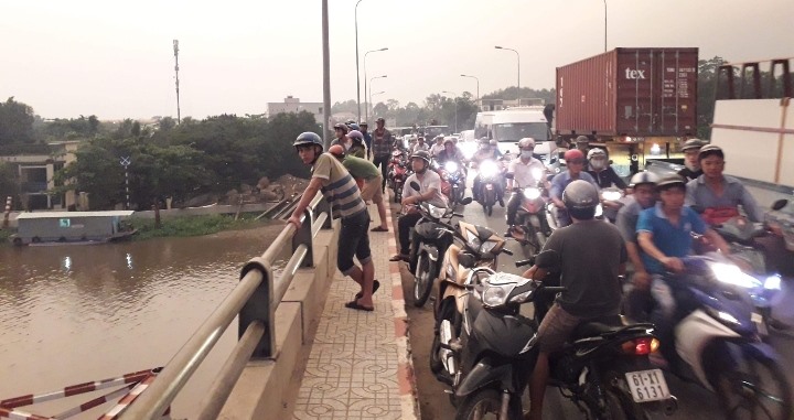 Nam thanh niên nhảy cầu Phú Cường bắc qua sông Sài Gòn mất tích.