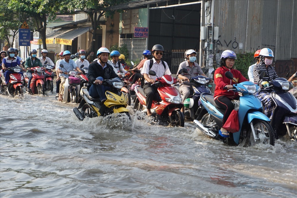 Đường Huỳnh Tấn Phát bị ảnh hưởng nặng nề bởi triều cường.