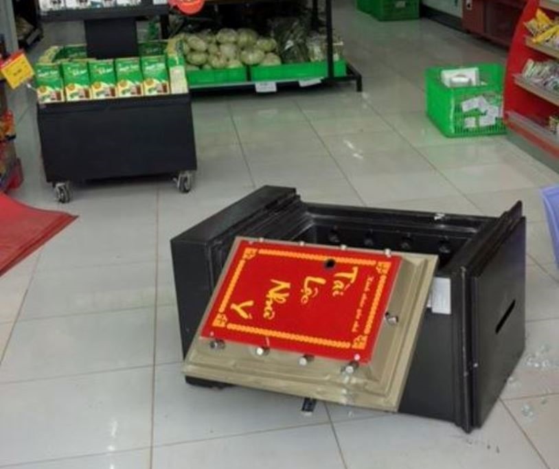 Két sắt bị đập bể.