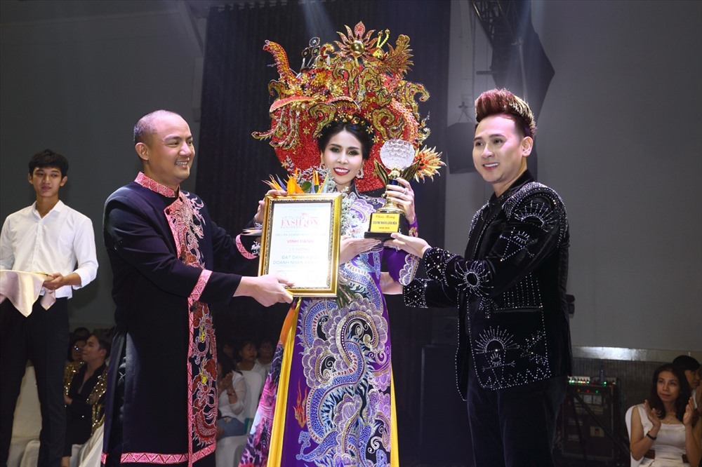 Cô vinh dự nhận cup