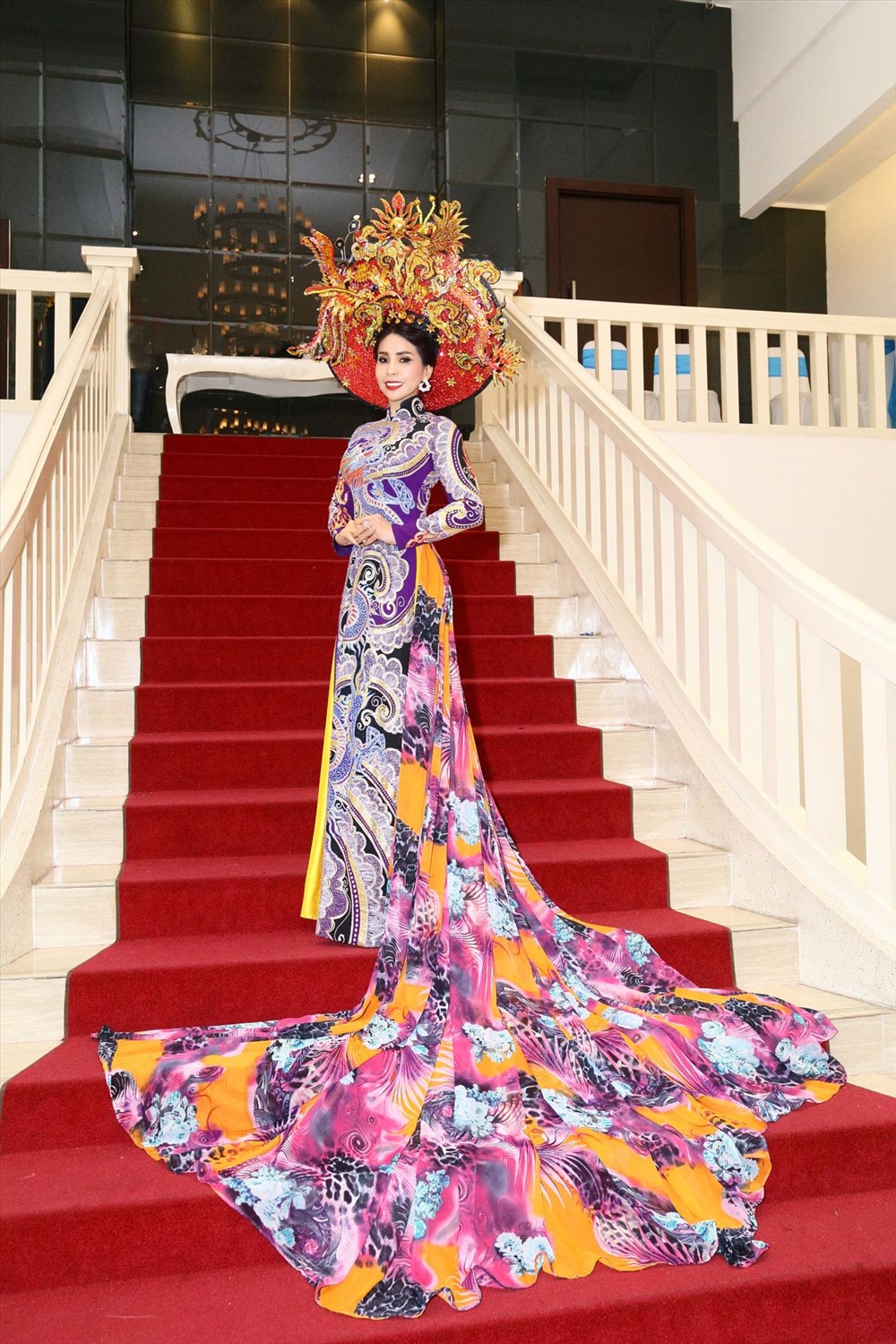 Lý Hương gây chú ý khi trở lại sàn diễn sau 20 năm vắng bóng. Ảnh: Khánh Phạm.