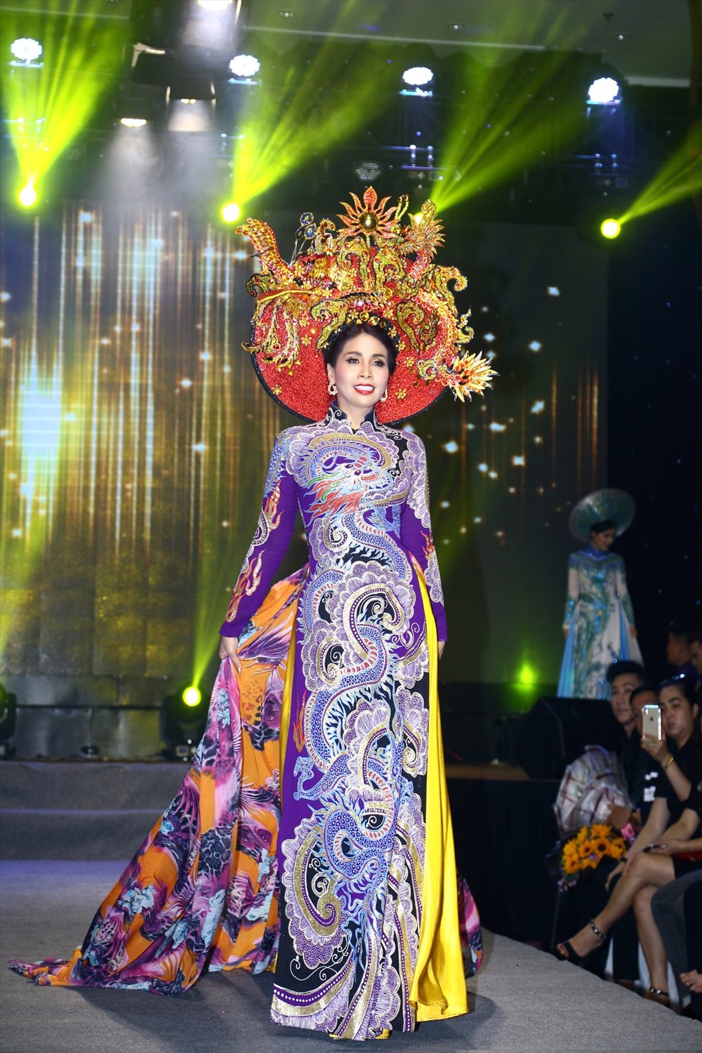 Cô sải bước đầy tự tin trên sàn catwalk.,