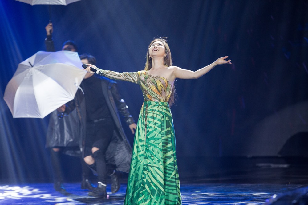Người đẹp khá hồi hội khi hát song ca với đàn anh Bằng Kiều.