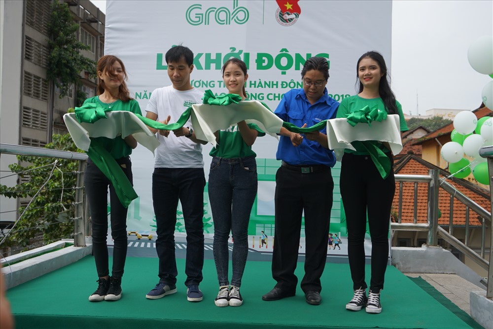 Grab Việt Nam khởi động chuỗi hoạt động tô điểm cầu vượt bộ hành tại TPHCM.