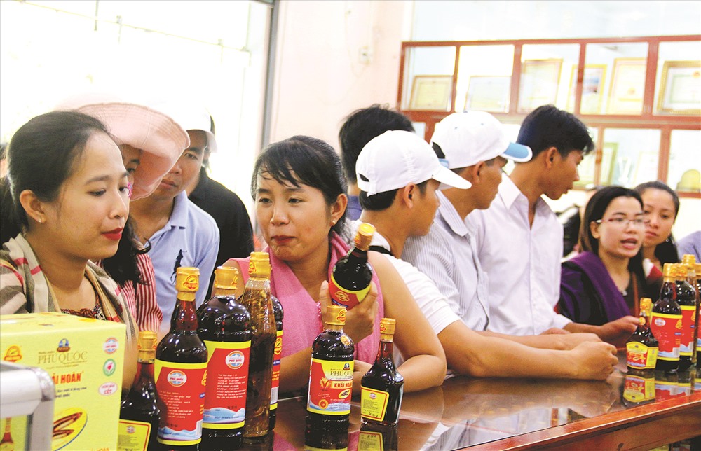 Nước mắm Phú Quốc đã trở thành một trong bộ tứ đặc sản của Đảo Ngọc, gồm nước mắm, chó xoáy lưng, hồ tiêu và ngọc trai. Ảnh: Lục Tùng