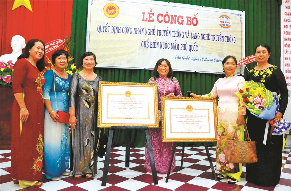 Nước mắm Phú Quốc được công nhận “Nghề truyền thống” và “Làng nghề truyền thống”. Ảnh: Lục Tùng